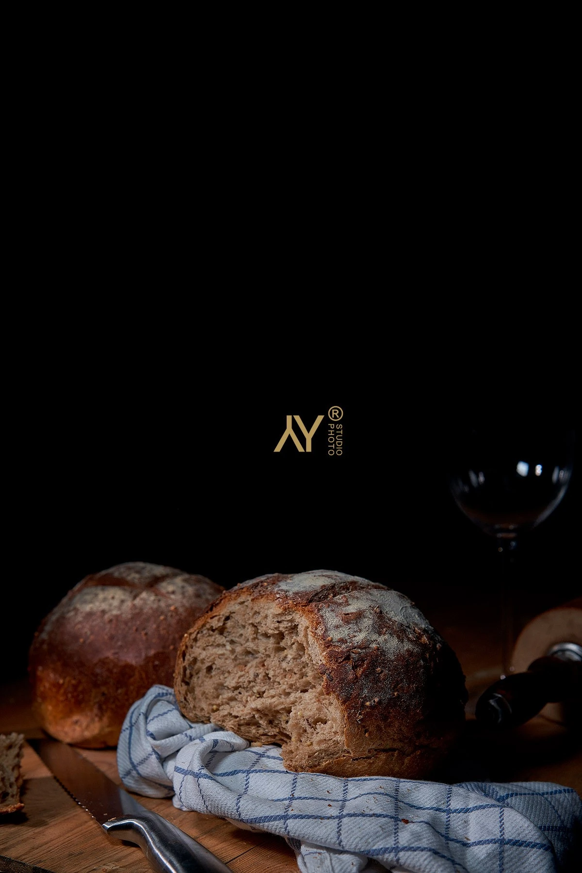 Nature morte avec pains et logo Y Studio Photo