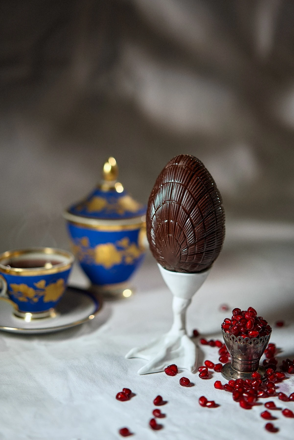 Œuf en chocolat présenté en scène avec service à thé
