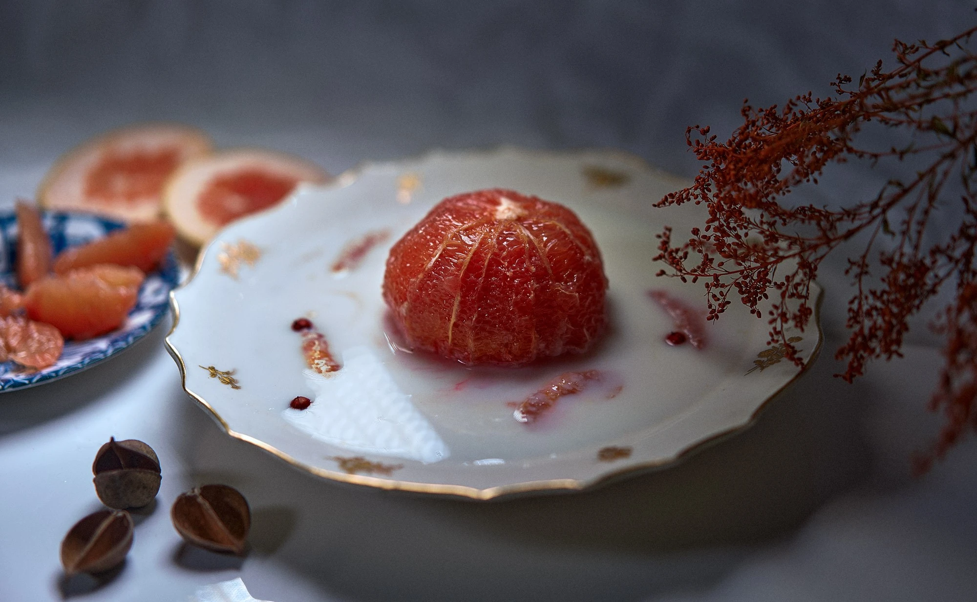 Agrume dressé sur assiette blanche