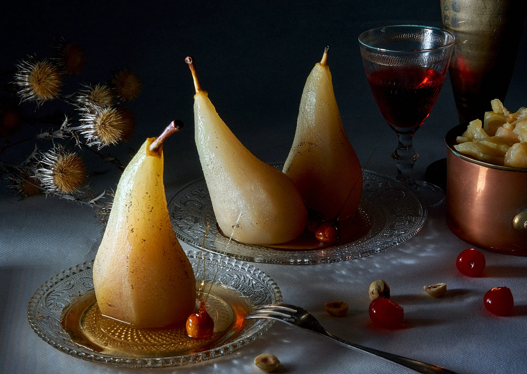 Poires pochées en ambiance sombre