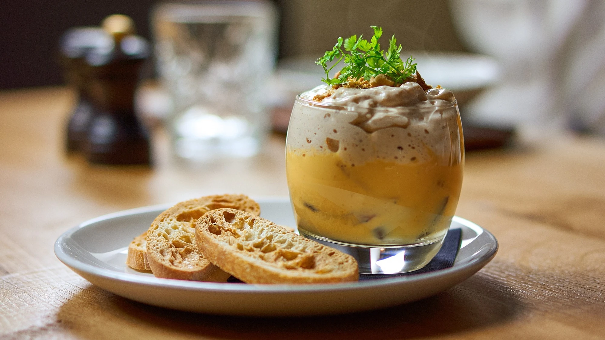 Verrine salée sur table en bois