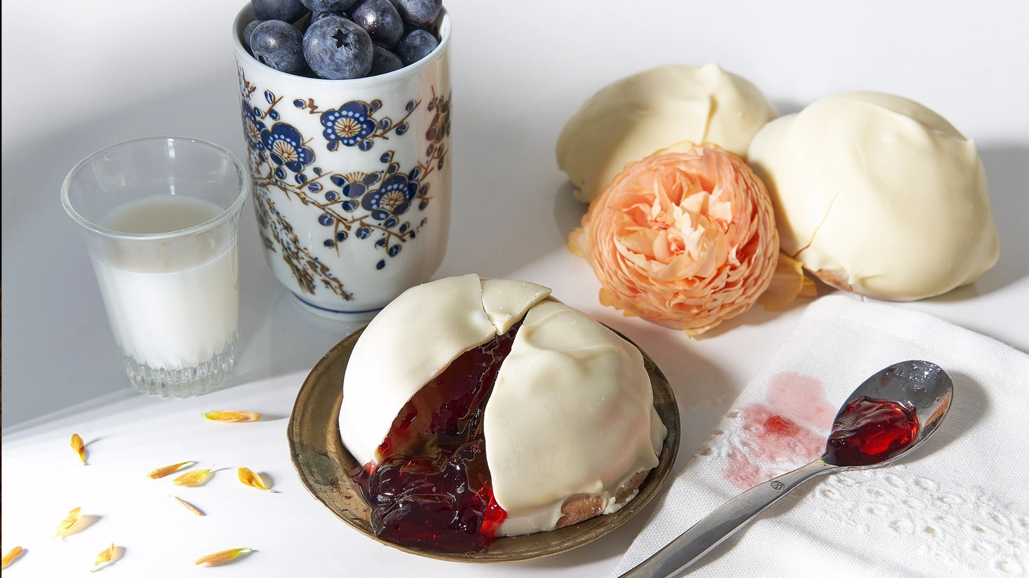 Dessert blanc au cœur rouge