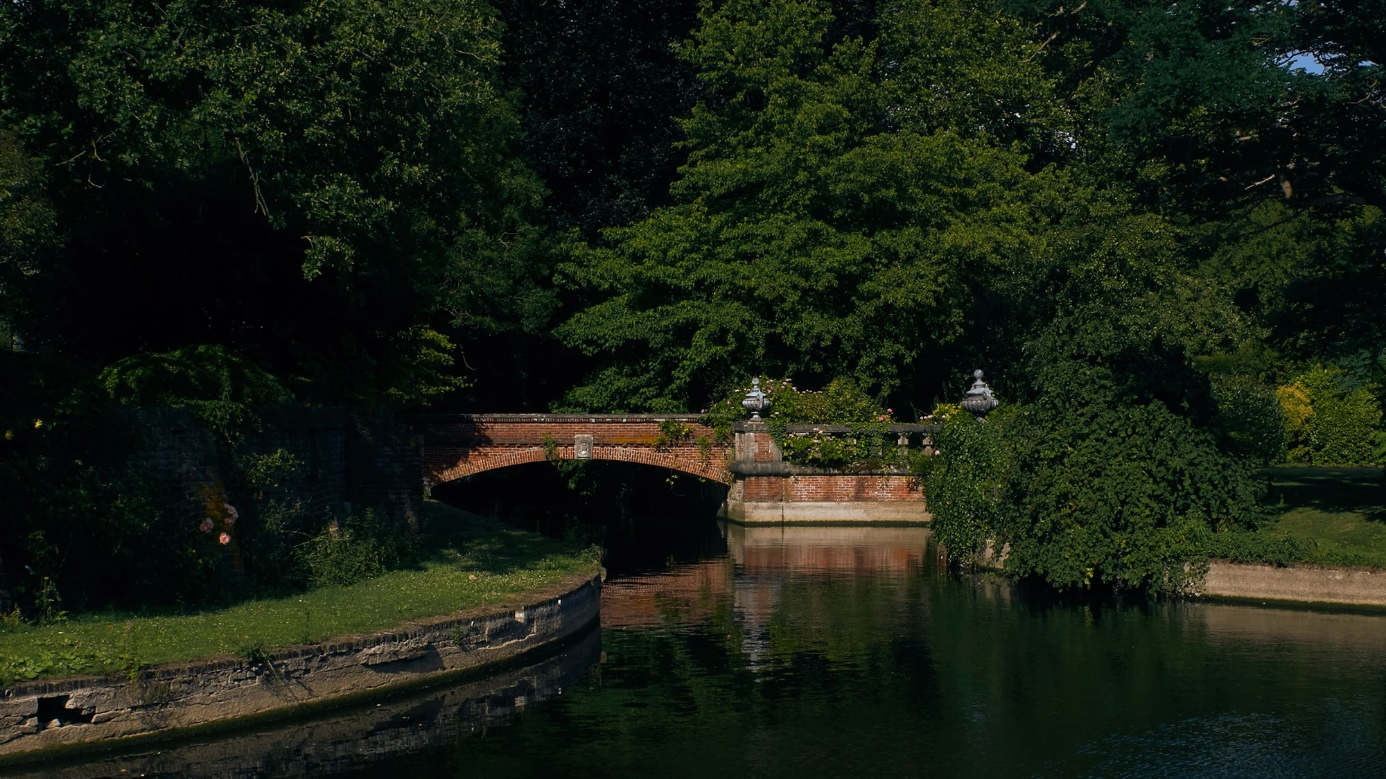 Canal et pont en briques