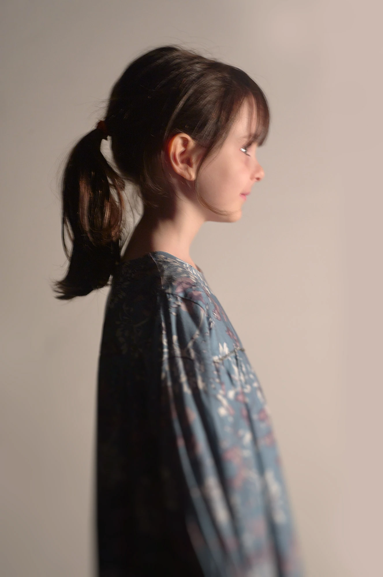 Jeune fille de profil avec robe fleurie