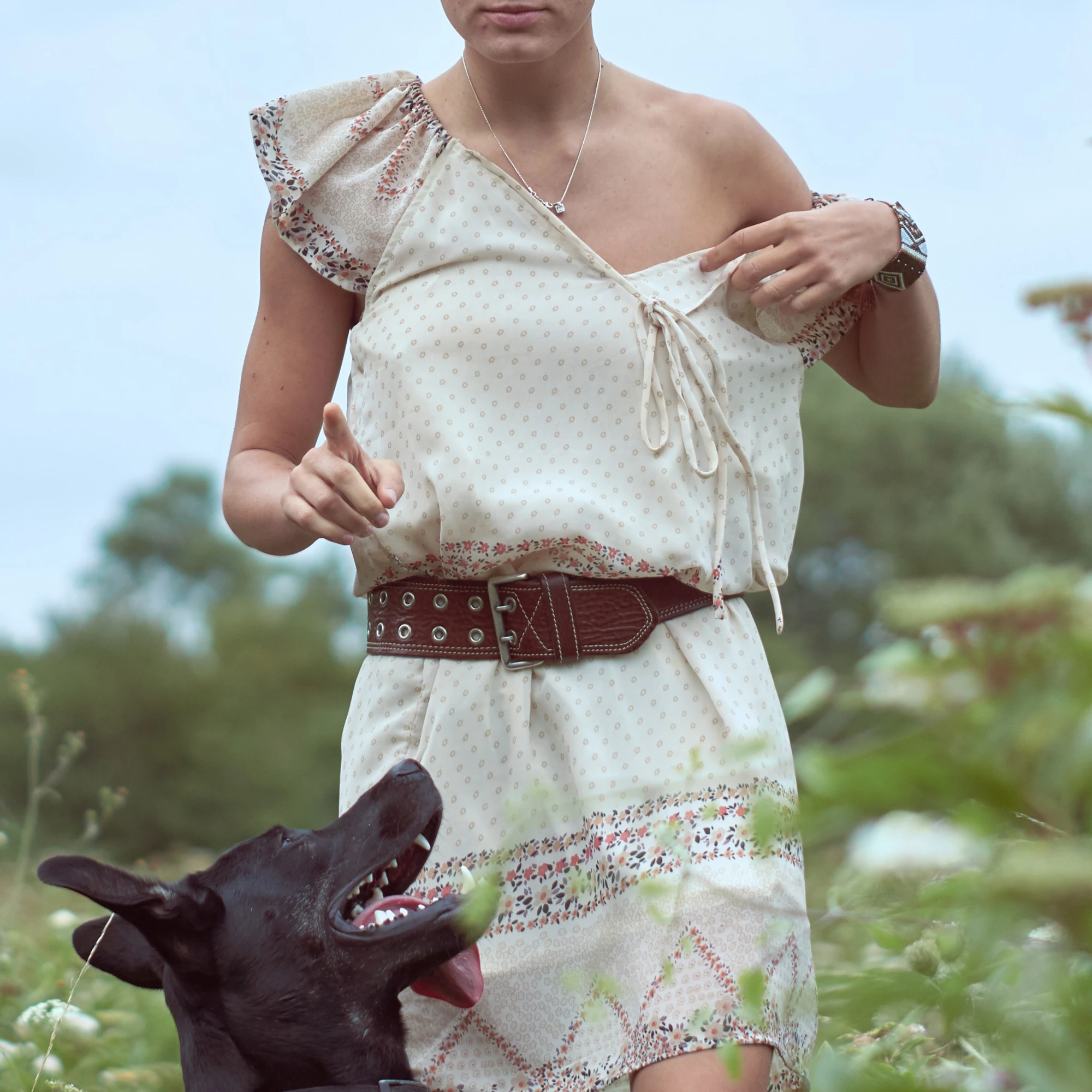 Portrait lifestyle d'une femme avec son chien